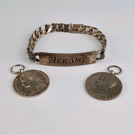 Set consisting of one piece of jewelry and two sil