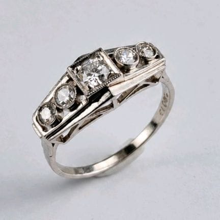 A platinum ring (950 parts per thousand), consisti