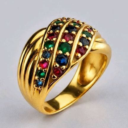 An intricately designed ring in 18K yellow gold (7