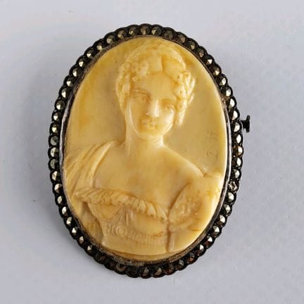 800-thousandths silver cameo brooch depicting a fe