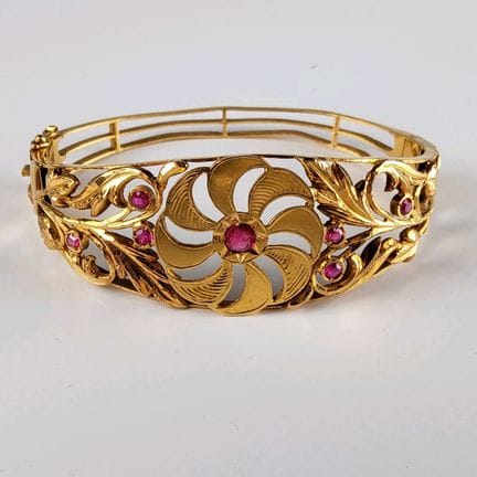 18K yellow gold (750) rigid bangle bracelet with a