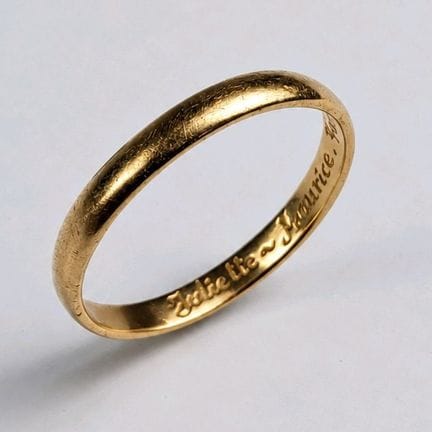 18K yellow gold wedding band (750 parts per thousa
