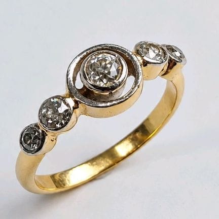 A delicate ring in 18K yellow and white gold (750 