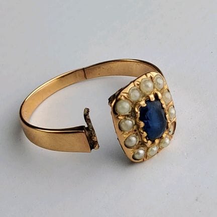 18K yellow gold (750) daisy-pattern ring.
French f