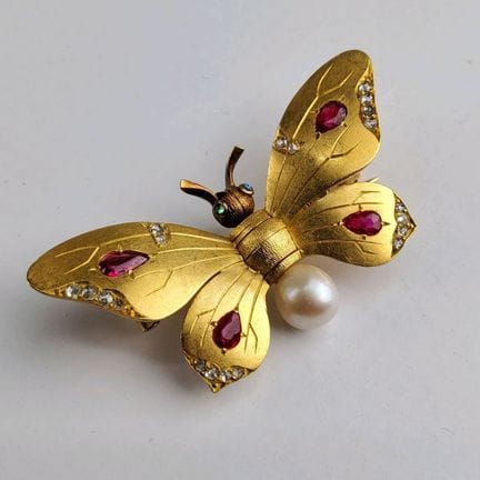An 18K yellow gold (750) brooch featuring a chisel
