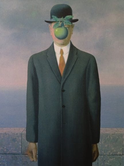 雷内·马格利特（据其作品）  
《人子》（中幅）  

印制于BFK Rives羊皮纸上的石版画。 