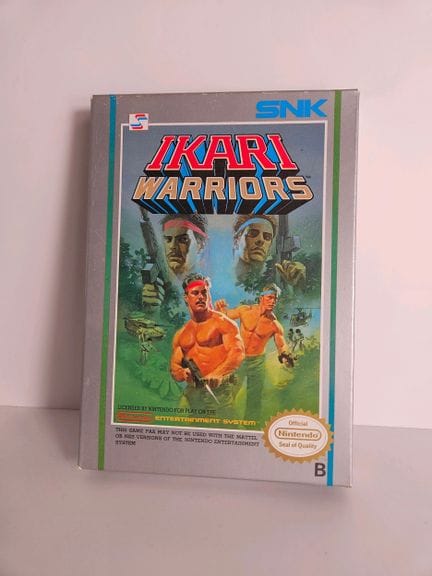 任天堂 - NES。游戏：《Ikari Warriors》。套装完整，含游戏盒、说明书、卡带和卡带固