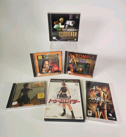 索尼 - PS1/PS2/PSP。《古墓丽影》游戏套装，包含《古墓丽影：周年纪念版》（PSP）、《黑