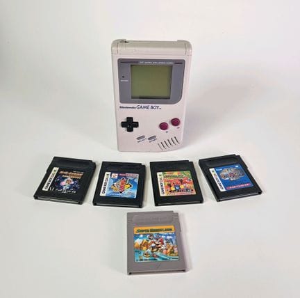 任天堂 - Game Boy。Game Boy主机 + 5款Game Boy游戏（日版）。可正常使用