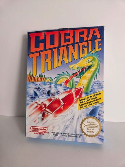 任天堂 - NES。游戏：《Cobra Triangle》。套装包含原装盒、说明书、游戏卡带和卡带固