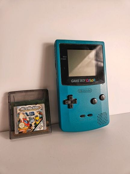任天堂 - Game Boy Color。一台功能完好的绿松石色Game Boy Color游戏机，