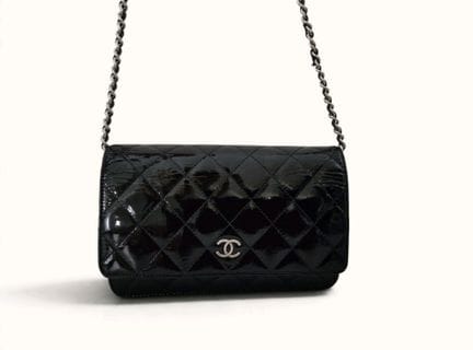 CHANEL. Portafoglio con catena in pelle trapuntata