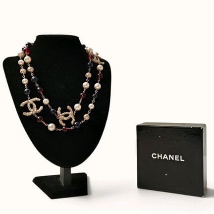 CHANEL. Collana lunga in metallo dorato con altern