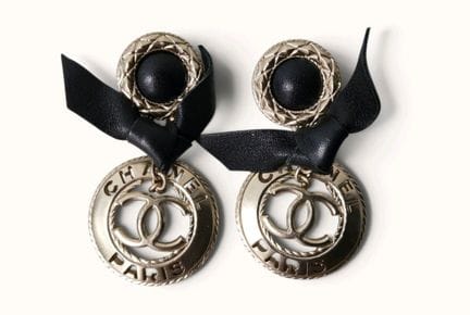 CHANEL. Coppia di orecchini in metallo argentato i