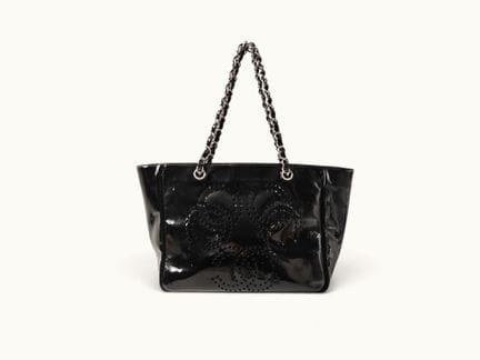 CHANEL. Borsa shopping in pelle verniciata nera co