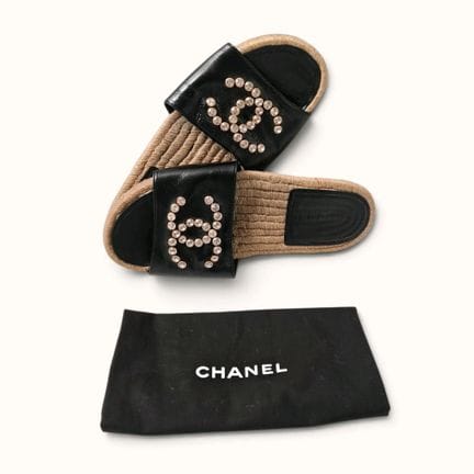 CHANEL. Paio di sandali in pelle nera con logo CC 