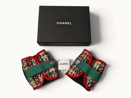 CHANEL. Paio di guanti senza dita in tweed multico