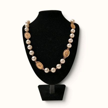CHANEL. Collana lunga composta da perle decorative