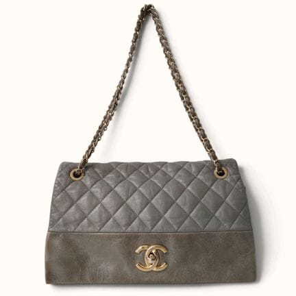 CHANEL. Borsa con patta "Soft Elegance" in vitello