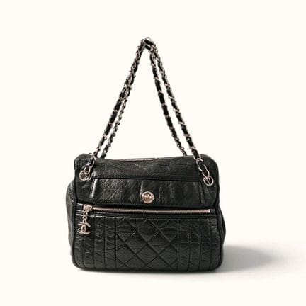 CHANEL. Borsa in pelle di vitello nera traforata e