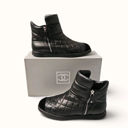 CHANEL. Paio di stivaletti in pelle di vitello par