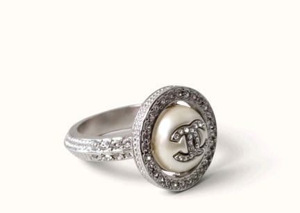 CHANEL. Anello in metallo argentato impreziosito d