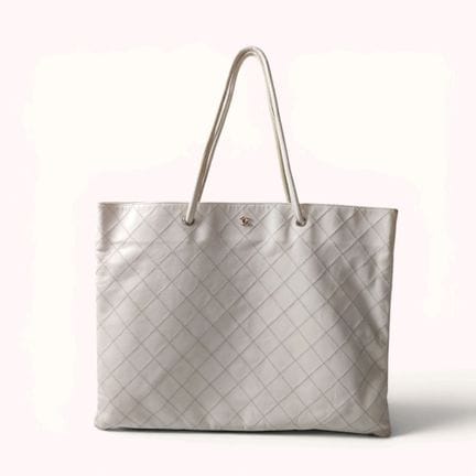 CHANEL. Borsa cabas in pelle trapuntata bianca, fo