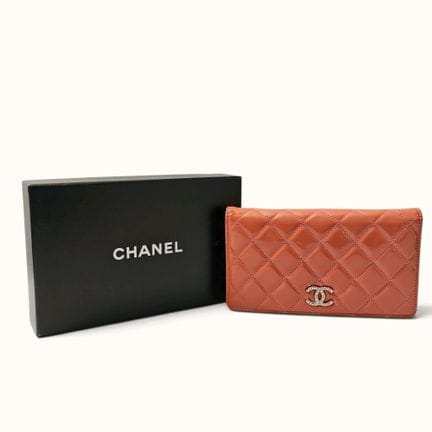 CHANEL. Portafoglio in pelle verniciata trapuntata