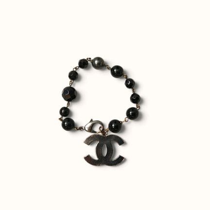 CHANEL. Bracciale in metallo argentato con perle n