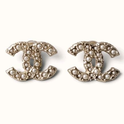 CHANEL. Coppia di orecchini in metallo dorato che 