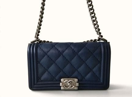 CHANEL. Borsa "Boy" in pelle trapuntata blu navy, 