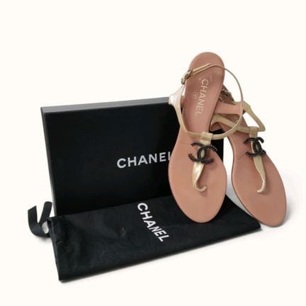 CHANEL. Paio di sandali a dita separate in pelle v