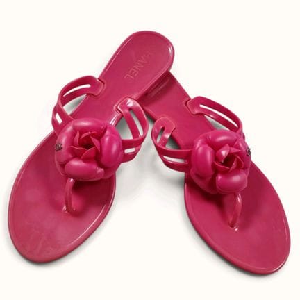 CHANEL. Paio di sandali piatti in plastica rosa, c
