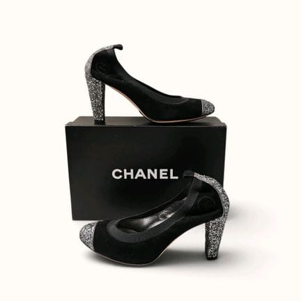 CHANEL. Paio di décolleté in pelle scamosciata ner