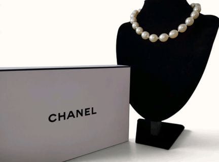 CHANEL. Collana choker composta da un filo di perl