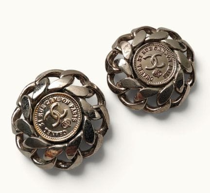 CHANEL. Coppia di orecchini a clip in metallo arge