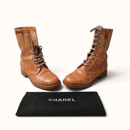 CHANEL. Paio di stivaletti in pelle color cammello