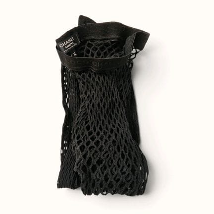 CHANEL. Paio di collant a rete neri, cintura con m