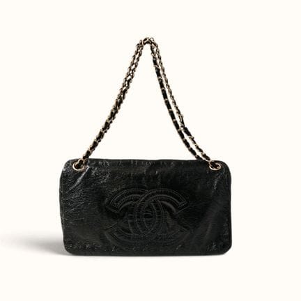 CHANEL. Borsa a tracolla in vinile nero effetto st
