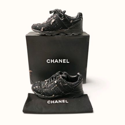 CHANEL. Paio di sneakers in tweed nero/blu/grigio,