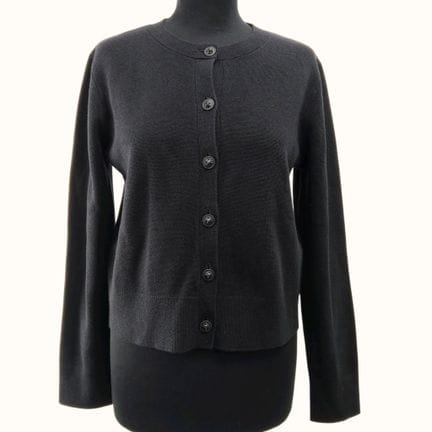 香奈儿（CHANEL），Uniform系列。黑色羊毛与棉混纺开衫，黑色金属纽扣饰有浮雕狮子头图案，尺