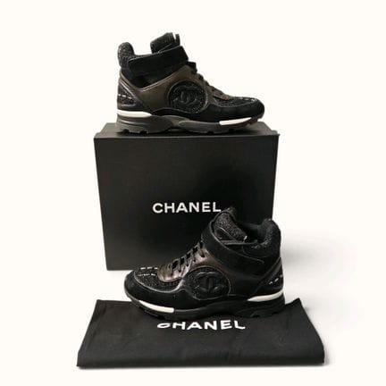 CHANEL. Paio di sneakers alte in tweed bicolore ne