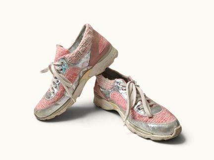CHANEL. Paio di sneakers in tweed rosa e pelle arg