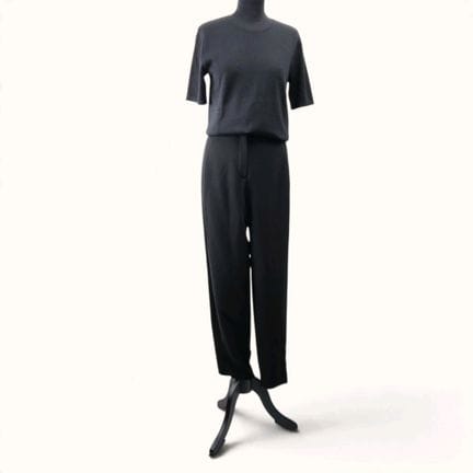 香奈儿（CHANEL），制服套装。套装包含一件黑色短袖羊毛棉混纺T恤（尺码：T.）和一条以黑色三醋酸