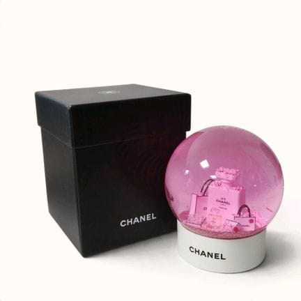 CHANEL. Snow globe featuring two N°5 perfume bottl
