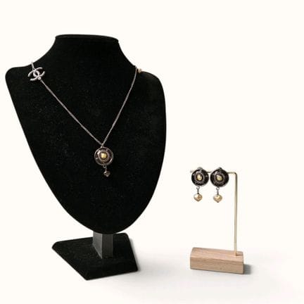 CHANEL. Set in metallo argentato annerito composto