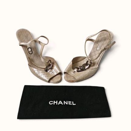 CHANEL. Paio di décolleté peep toe in pelle di pit