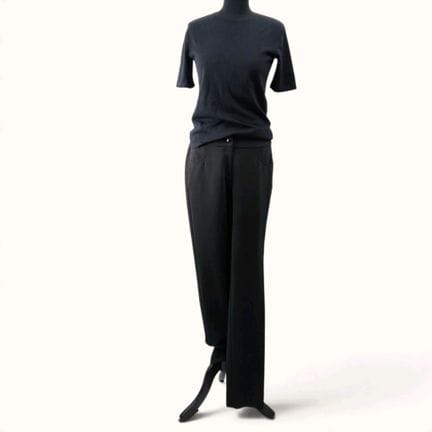 香奈儿（CHANEL），Uniform系列。套装包含一件黑色短袖T恤（羊毛与棉混纺，尺码T.S）和一