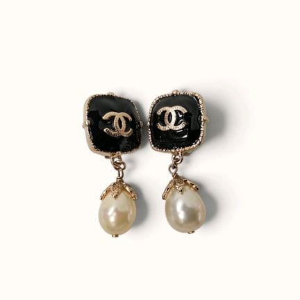 CHANEL. Coppia di orecchini a clip in metallo dora