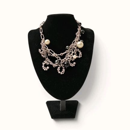 CHANEL. Collana in metallo argentato composta da d